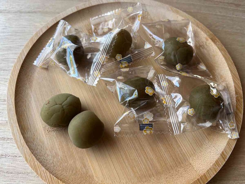 ダイソーの「友口 はちみつカリカリ梅」は、はちみつの甘さがきいている