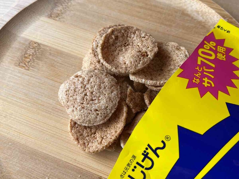 ダイソーの「サバチ（さばチップス）」は軽めの食感