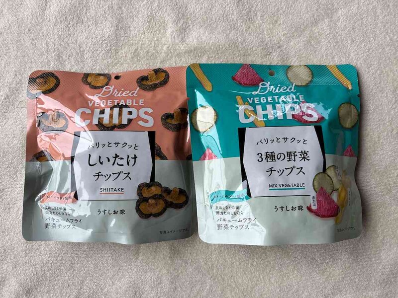 ダイソーの「清水物産 しいたけチップス」（左）、「清水物産 3種の野菜チップス」（右）