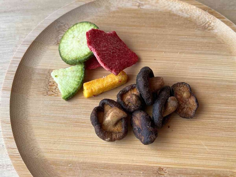 ダイソーの「清水物産 3種の野菜チップス」（左）はサクサク、「清水物産 しいたけチップス」（右）はボリボリという食感
