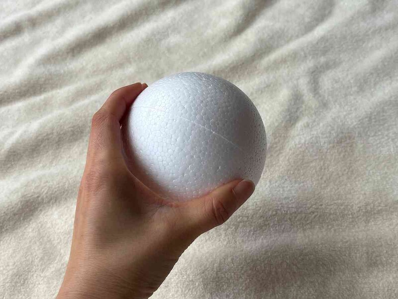 ダイソーの「発泡パーツ（ボール100Φ）」は直径10cm