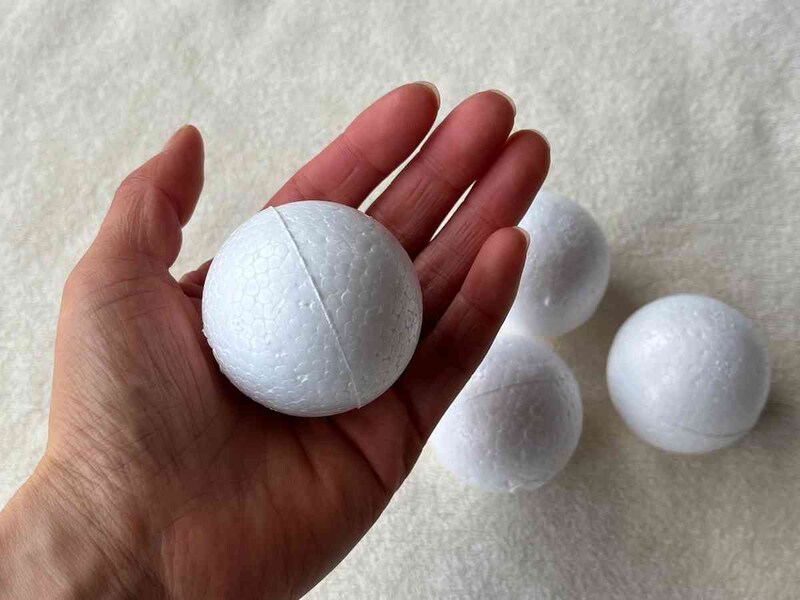 ダイソーの「発泡パーツ（ボール50Φ）」はゴルフボールより一回り大きいくらいのサイズ感