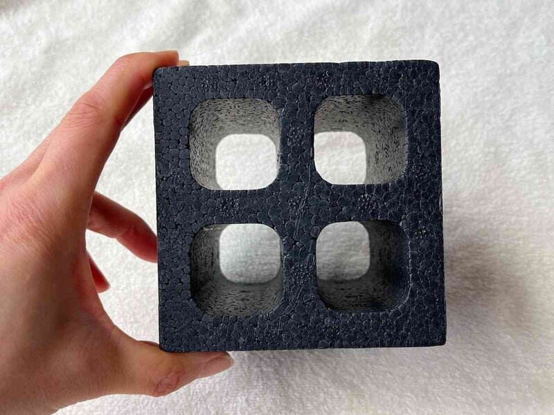 ダイソーの「発泡キューブブロック」は穴が4つ空いている