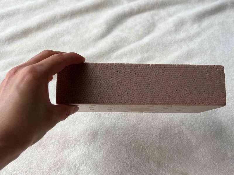 ダイソーの「発泡レンガ ゴールドブラウン」は厚みがある