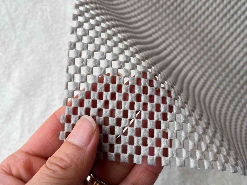 ダイソーの「すべり止めシート厚手 30×100cm ベージュ」の網目は細かい