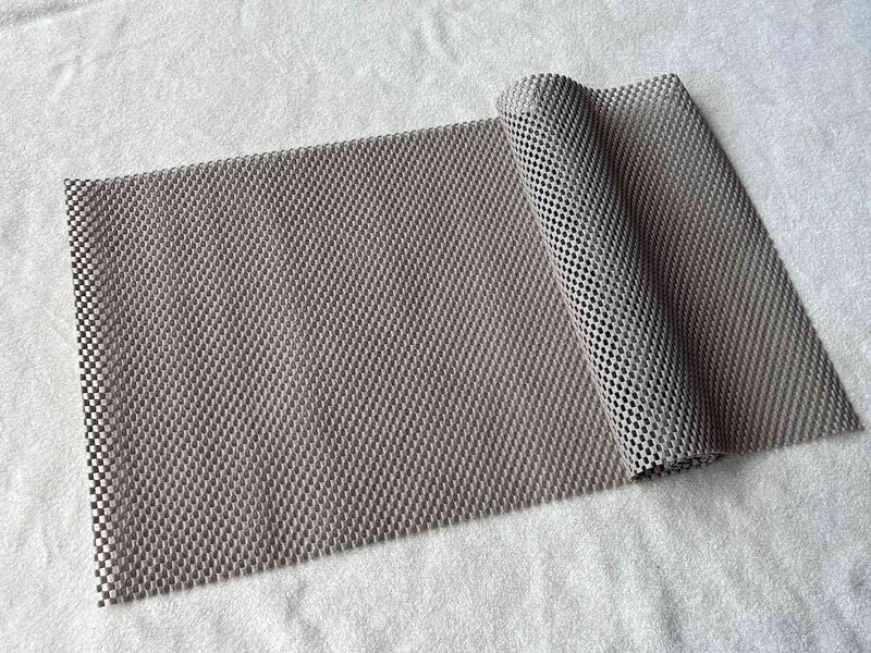 ダイソーの「すべり止めシート厚手 30×100cm ベージュ」は長さが1mある