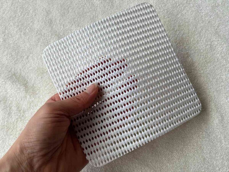 ダイソーの「すべり止めマット（ミニタイプ、3枚）」の1辺は14cm