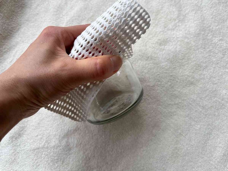 ダイソーの「すべり止めマット（ミニタイプ、3枚）」はボトルオープナーとしても使える