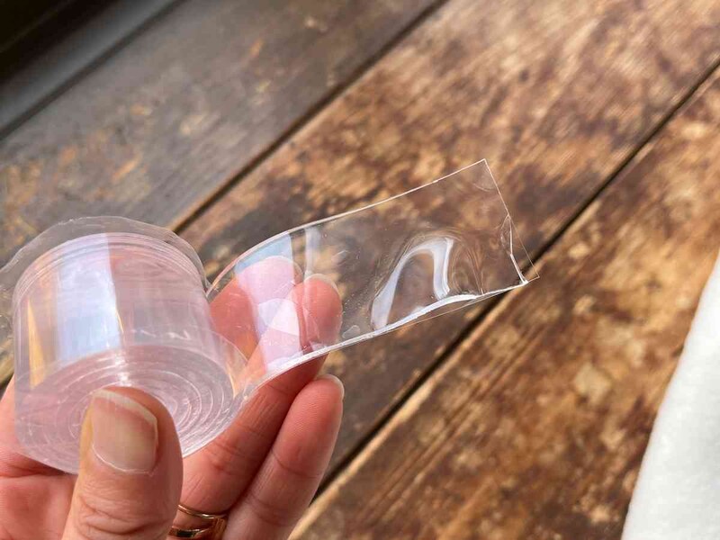 ダイソーの「ゲル両面テープ（30mm×700mm×2mm）」は透明のテープ