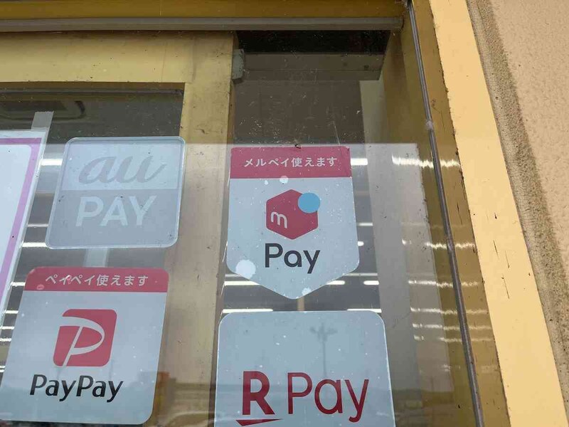 店舗によって異なるが、店舗入り口に利用できる支払い方法が表示されていて、メルペイが可能とわかる