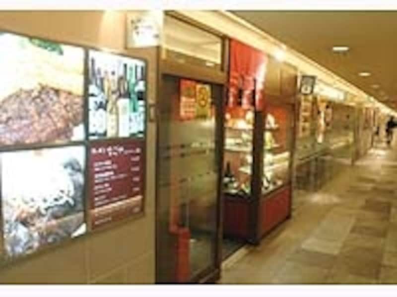 6店舗が並ぶ「名古屋うまいもん通り」。「キッチンなごや」では味噌カツ、エビフライ、みそどて、手羽先などが揃っている