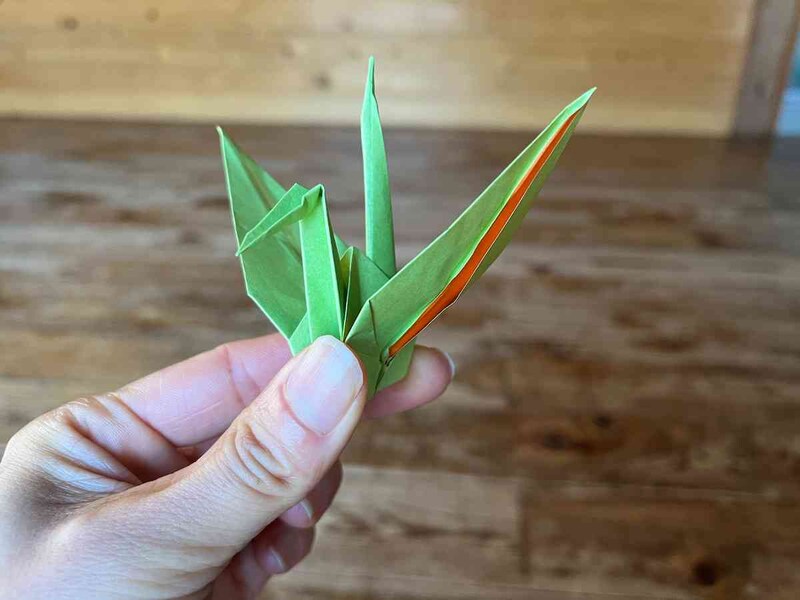 折り目の隙間から裏紙の色が見えるのもおしゃれ