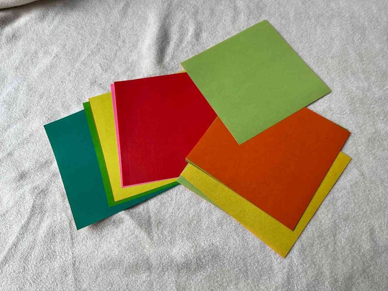 ダイソーの「両面折紙」は15cm四方