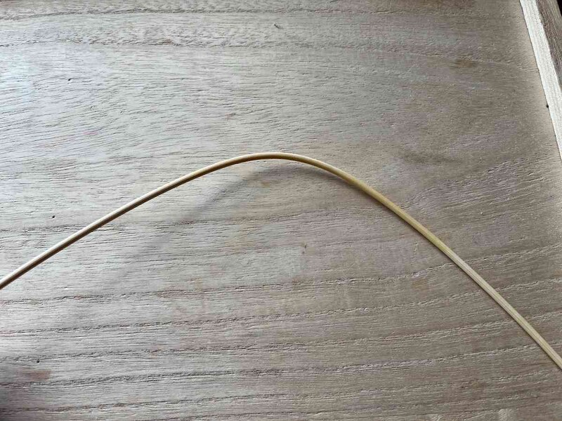 ダイソーの「竹ひご 3×360mm」は熱湯につけると多少曲がる