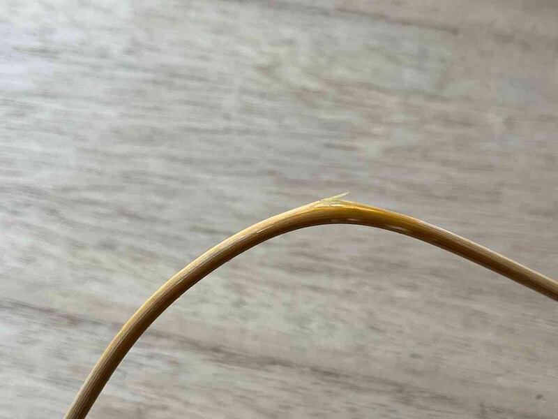 ダイソーの「竹ひご 3×360mm」を無理に曲げると折れそうになった
