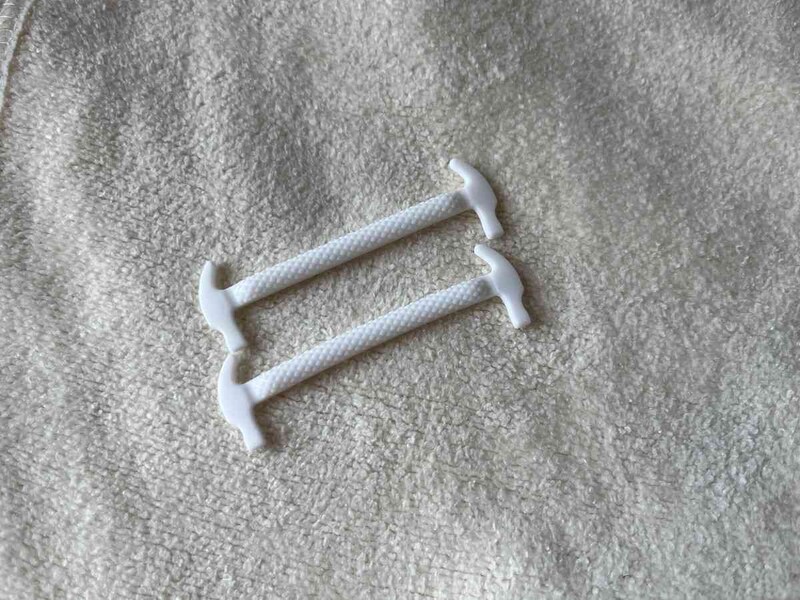 ダイソーの「シリコーン靴紐（スニーカー用、ホワイト、14個）」はシューホールに引っ掛けるようにして使う