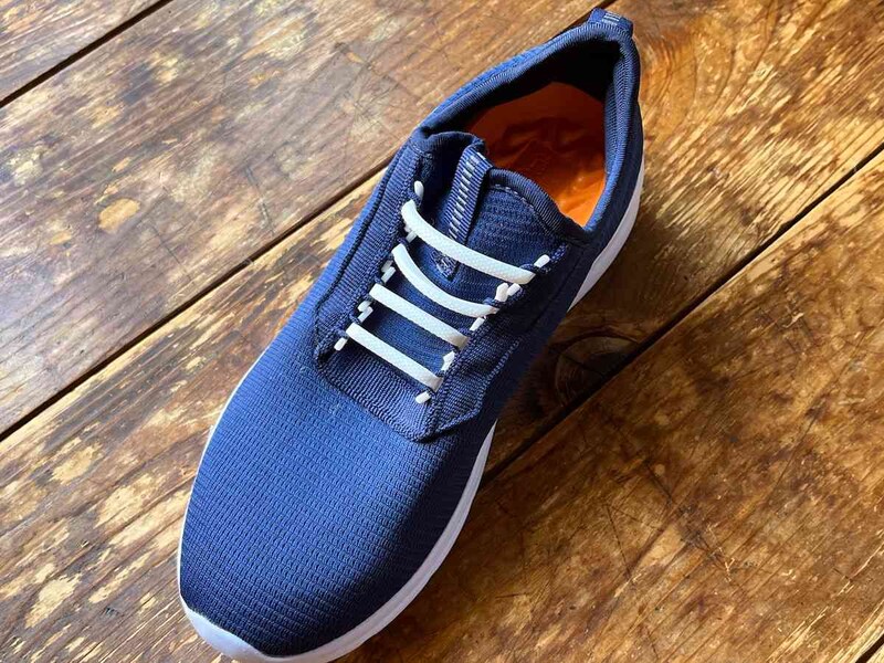 長さを見ながらシューホールに入れていく