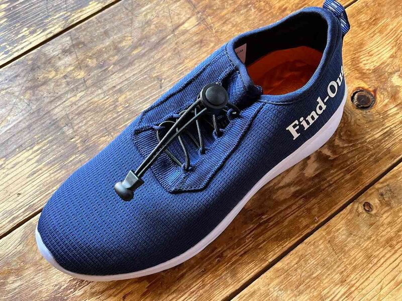 ダイソーの「スライド式靴ひも」の先端をパーツで挟めばOK