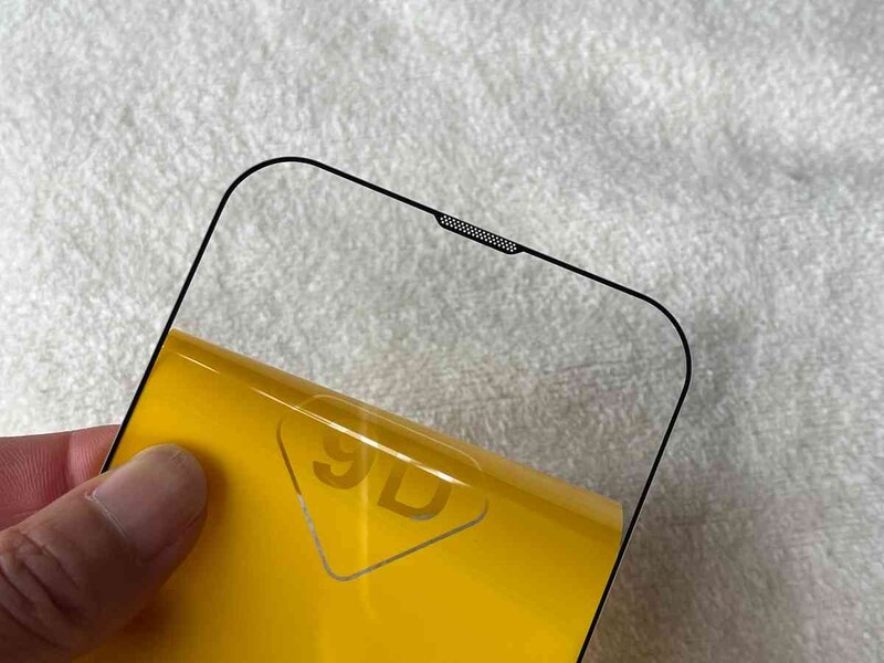 ダイソーの「全面ガラス保護フィルム（アイフォーン用、2022年、6.7インチ）」はカメラやセンサーも保護できる