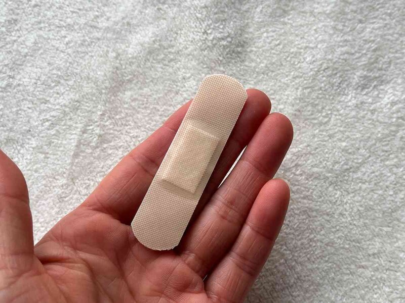 ダイソーの「救急！！ キズテープ 防水 Mサイズ」は水仕事にもおすすめ