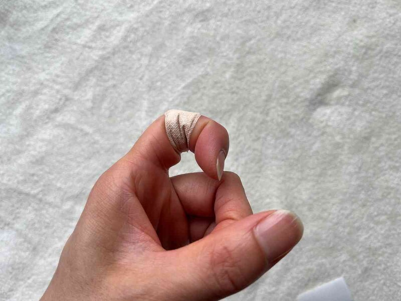 ダイソーの「のび～るばんそうこう 減菌済」は指を曲げやすい