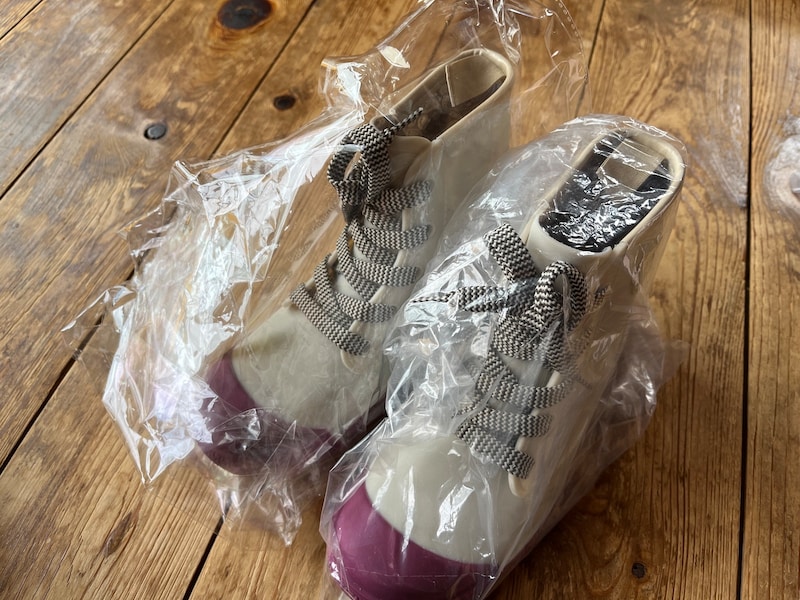 片方ずつビニールの袋で包んだレインシューズ