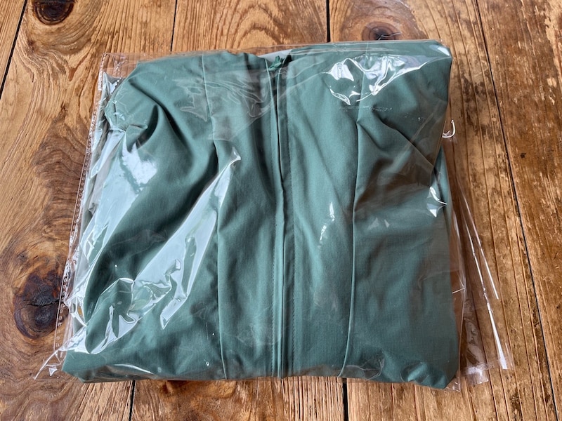 ビニールの袋で包んだレインウェア