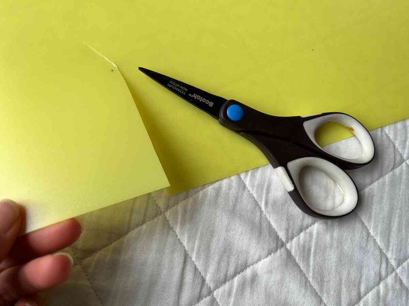 ダイソーの「PPシート（カラー、両面つや消し、0.75／390×550mm）」（右）は、ハサミで簡単にカットできる