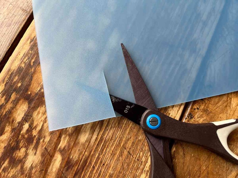 サイズ335×500mmの「PPシート」もハサミでカットできる