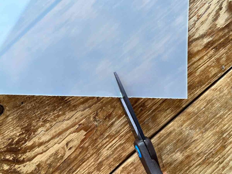 ダイソーの「PPシート（乳白色、両面光沢、2.0／331×245mm）」のカットはハサミよりカッターがおすすめ