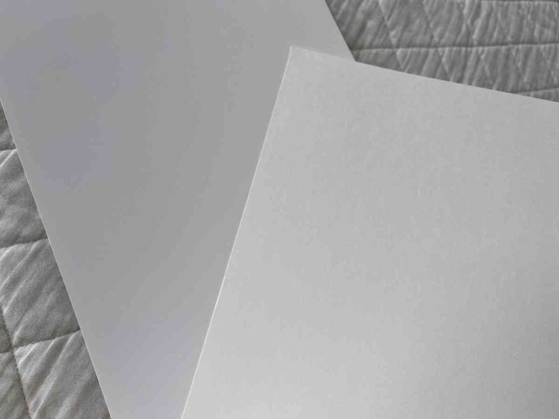 奥がコート面、手前が紙面