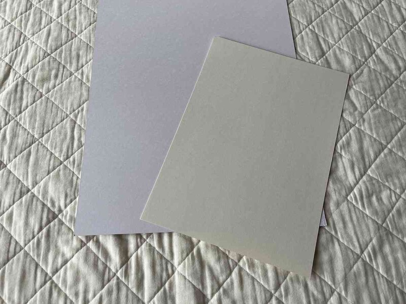 ダイソーの「厚紙両面白色A3用4枚入り」（左）、「片面コート厚紙（A4判、8枚）」（右）