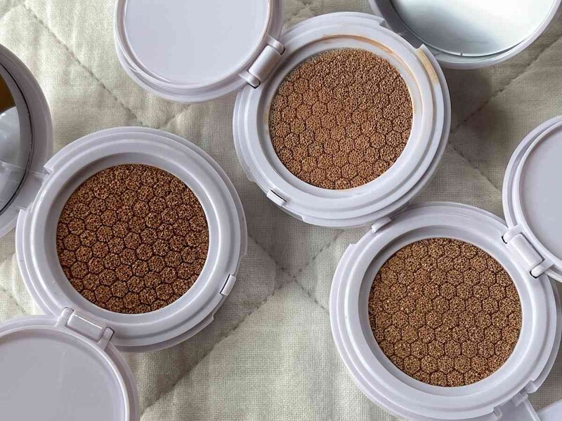 ダイソーの「アイデイト クッションファンデーション」のカラーは、左からミディアムベージュ、ピンクベージュ、ライトベージュ