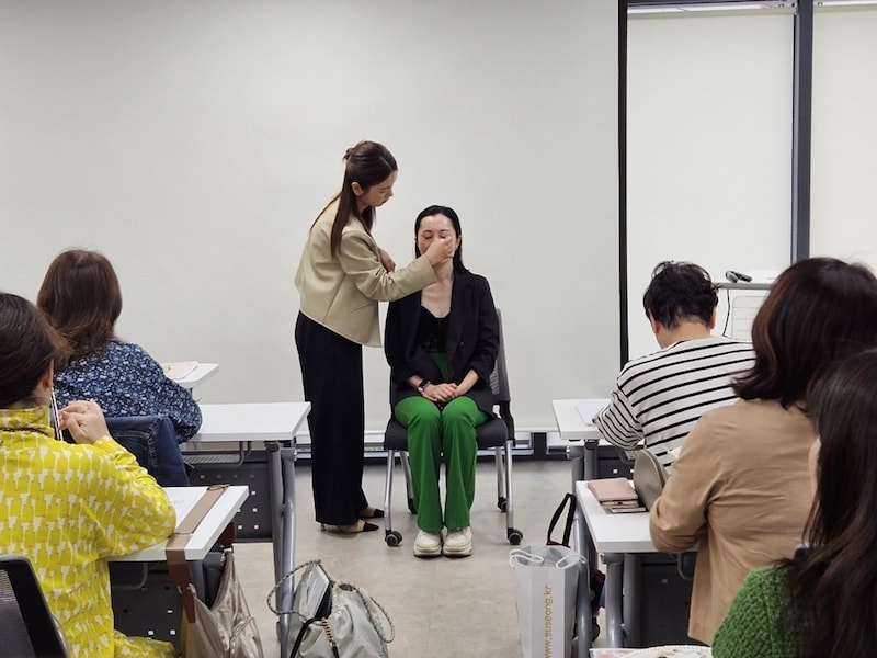 プロのテクニックを間近で見て、参加者たちは感嘆の声をあげた。自分でも実践できるよう、講師が丁寧に解説していた