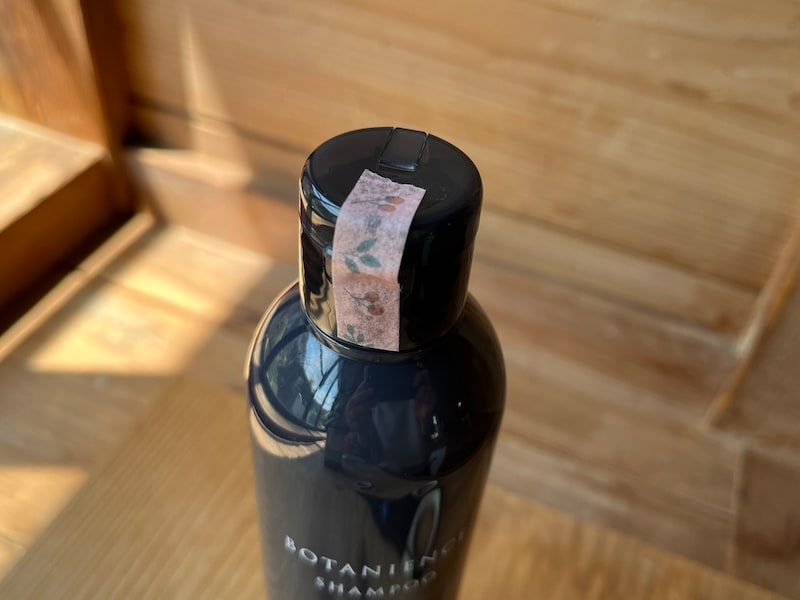 ふたをテープで留める