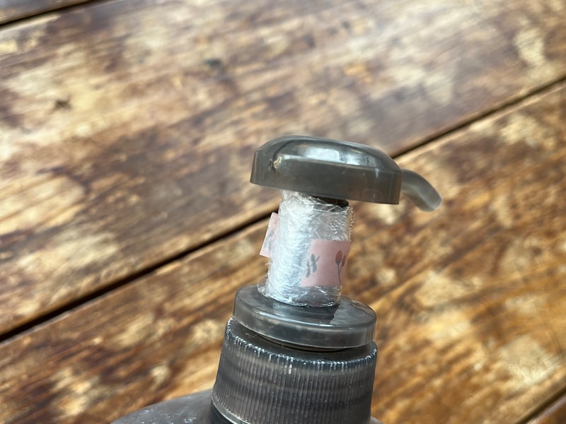 ポンプ部分がロックできないボトルの場合は、軸をラップなどで固定する