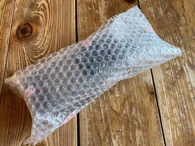 外側はクッション材で包む