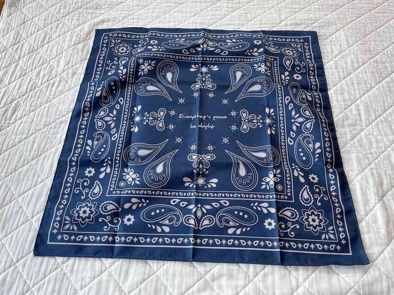 ダイソーの「バンダナ（ポリエステルタイプ、ペイズリー柄、ネイビー）」