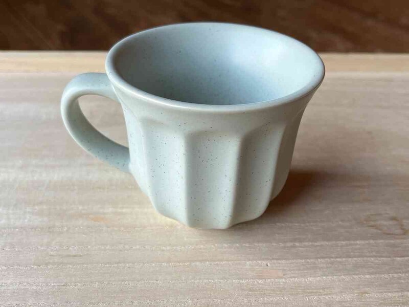 ダイソーの「マグ（菊、マットグリーン）」