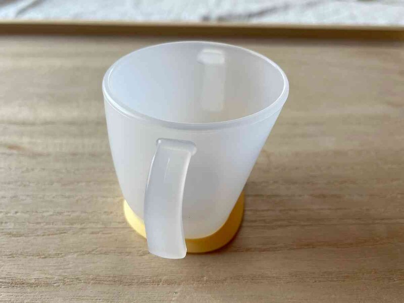 ダイソーの「すべりにくいトレーニングコップ」は飲み口の形が違う