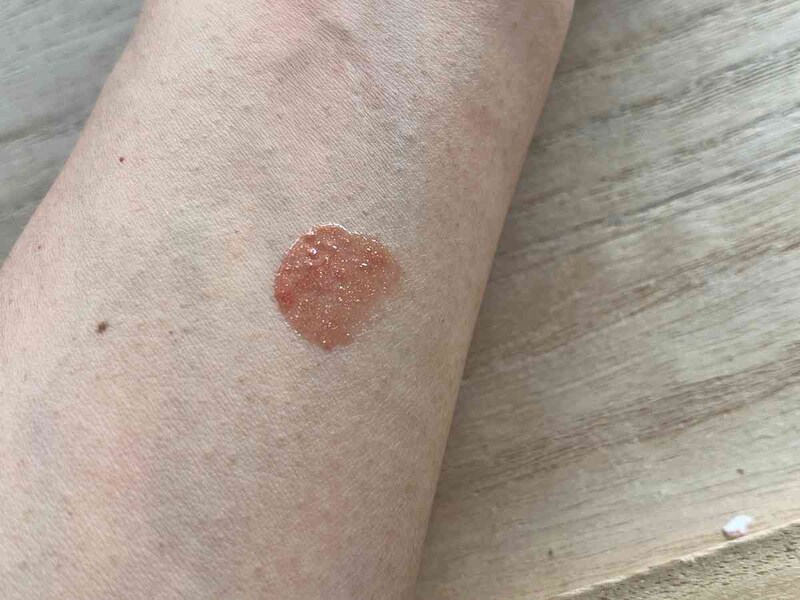 ダイソーの「UG リップグロス 05」は艶感のある落ち着いた色合い