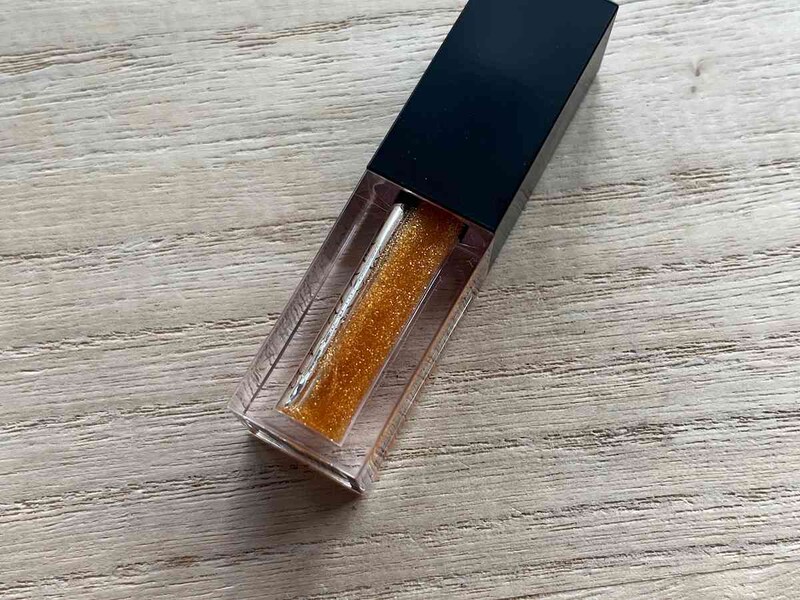 ダイソーの「UG リップオイル GD-1」のカラーはゴールド