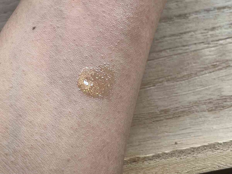 ダイソーの「UG リップオイル GD-1」はラメ感あり