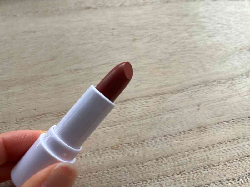 ダイソーの「アイデイト リップスティック03」はシックな色合い