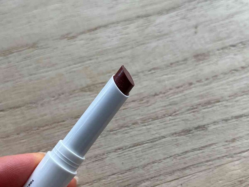 ダイソーの「アイデイト カラーリップクリーム01」のカラーはブラウンレッド