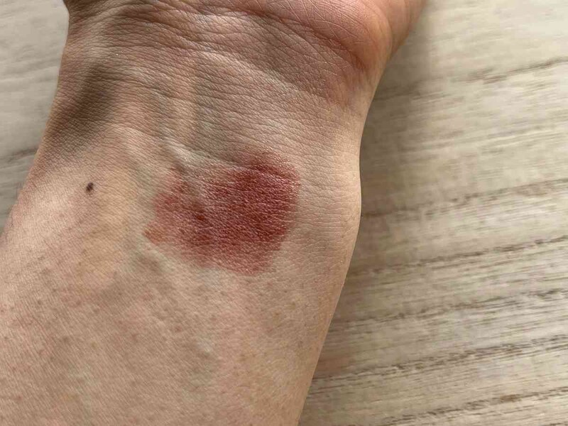 ダイソーの「アイデイト カラーリップクリーム01」のカラーは大人っぽい深みのある赤みブラウン