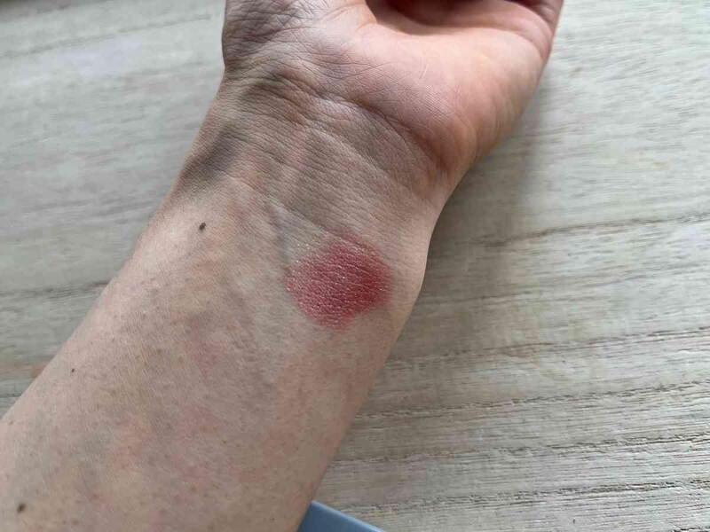 ダイソーの「＆．リップスティック シャインガナッシュ」は赤みのある色味でキラキラするラメ入り