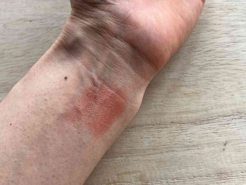 ダイソーの「コーウ リップスティックティント 01ロゼベージュ」は肌馴染みのよい色味