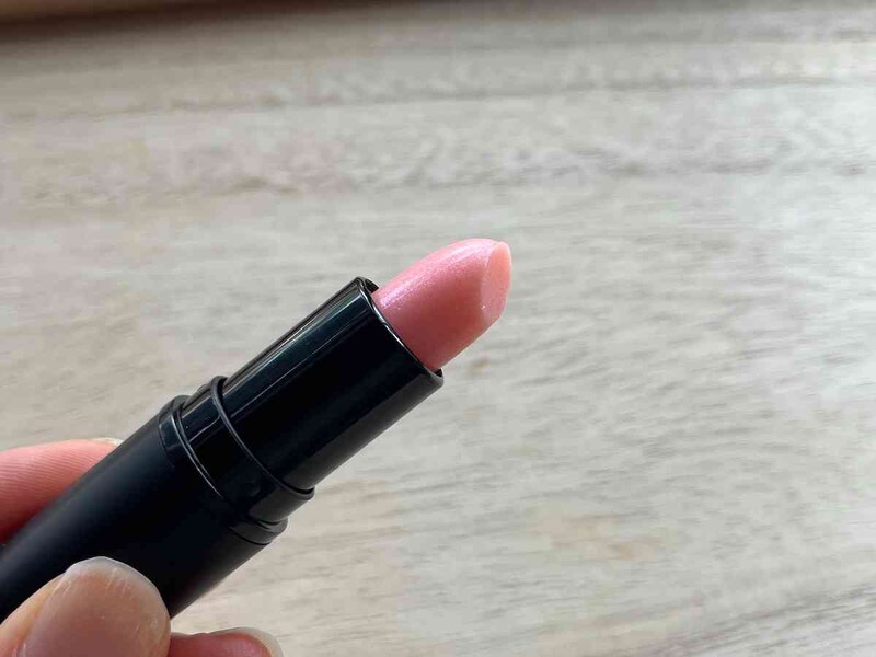 ダイソーの「スパイラルファール リップスティック ルミナス」は薄いピンク色
