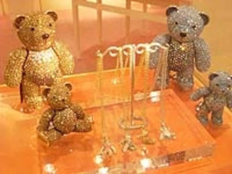 キラキラテディベア。ネックレス6720円など